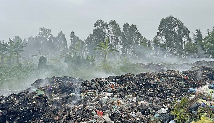 [Video] Bãi rác ở thôn Đông Hào cháy âm ỉ nhiều ngày